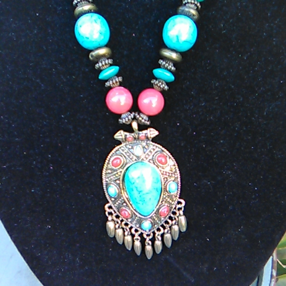 Nwt  Necklace and earring set - Picture 5 of 8